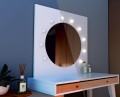 Porównanie światła włączonej i wyłączonej  w lampkach do makijażu Bulb Mirror