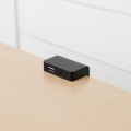 Dyskretna ładowarka USB zamontowana na krawędzi biurka – czarny mat wykończenie Premium