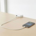 Ładowanie smartfona z blatu biurka – biała ładowarka USB Furnika
