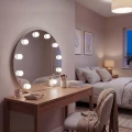 Nowoczesna garderoba premium z okrągłym lustrem do wizażu SP34 BULB z oświetleniem bulby. Wizualizacja stanowiska makijażowego.